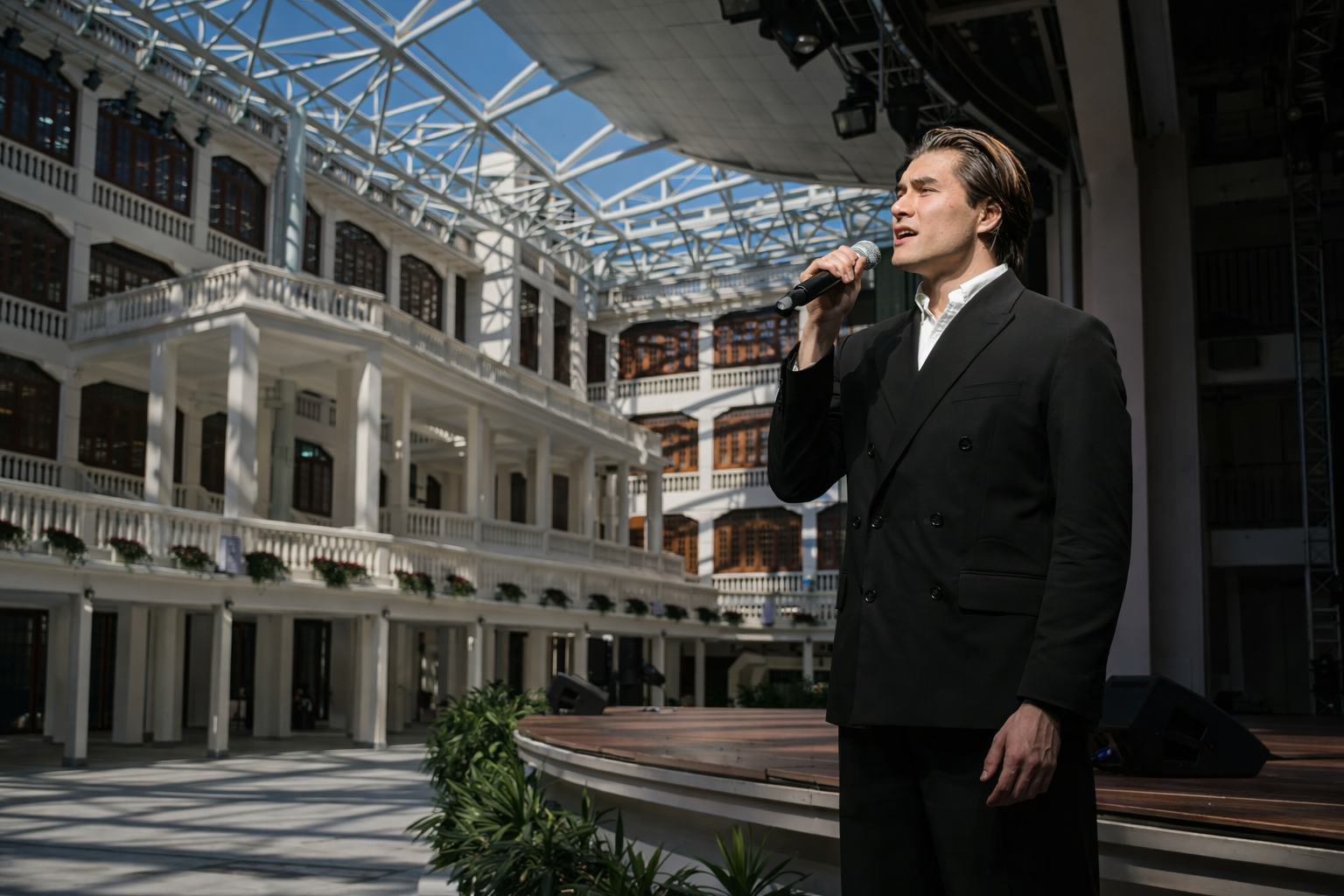 Andrew Taylor Knight performing at Shanghai venue